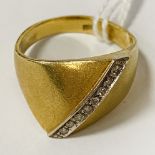 18CT GOLD & DIAMOND RING - SIZE K