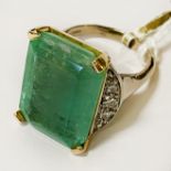 18CT GOLD DIAMOND & EMERALD RING - APPROX 17.3 CT SIZE J/K