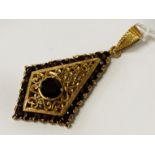 18CT GOLD & GARNET PENDANT 8.3 GRAMS APPROX