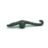 AN EARLY CHINESE BRONZE BELT HOOK DECORATED WITH ANIMAL HEADS CIRCA 200AD, HAN OR ZHOU DYNASTY