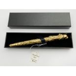 A HEAVY LUXURIOUSLY 18CT YELLOW GOLD PLATED FOUNTAIN PEN IN THE STYLE OF CARTIER PANTHER