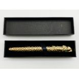 A HEAVY LUXURIOUSLY 18CT YELLOW GOLD PLATED PEN IN THE STYLE OF CARTIER PANTHER