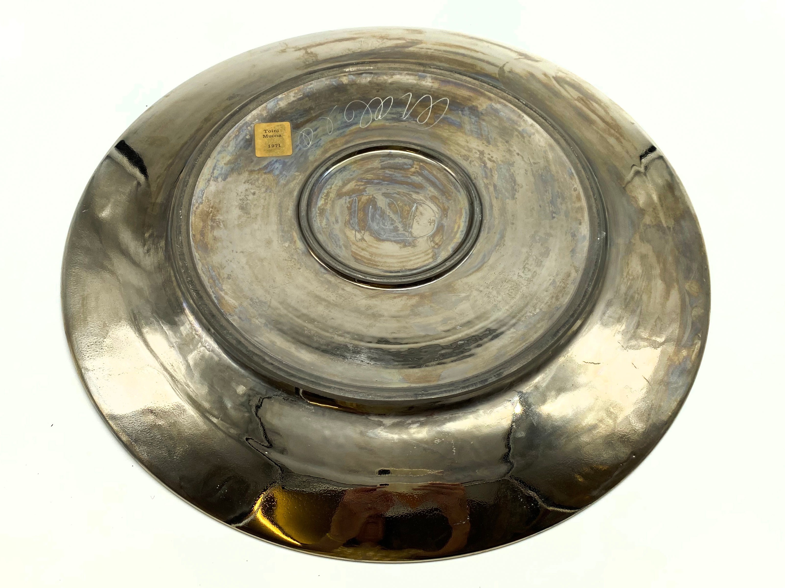 SILVER METALLIC GLAZE CIRCULAR CERAMIC PLATTER BY TOINI MUONA FOR ARABIA C. 1970 - Image 4 of 8