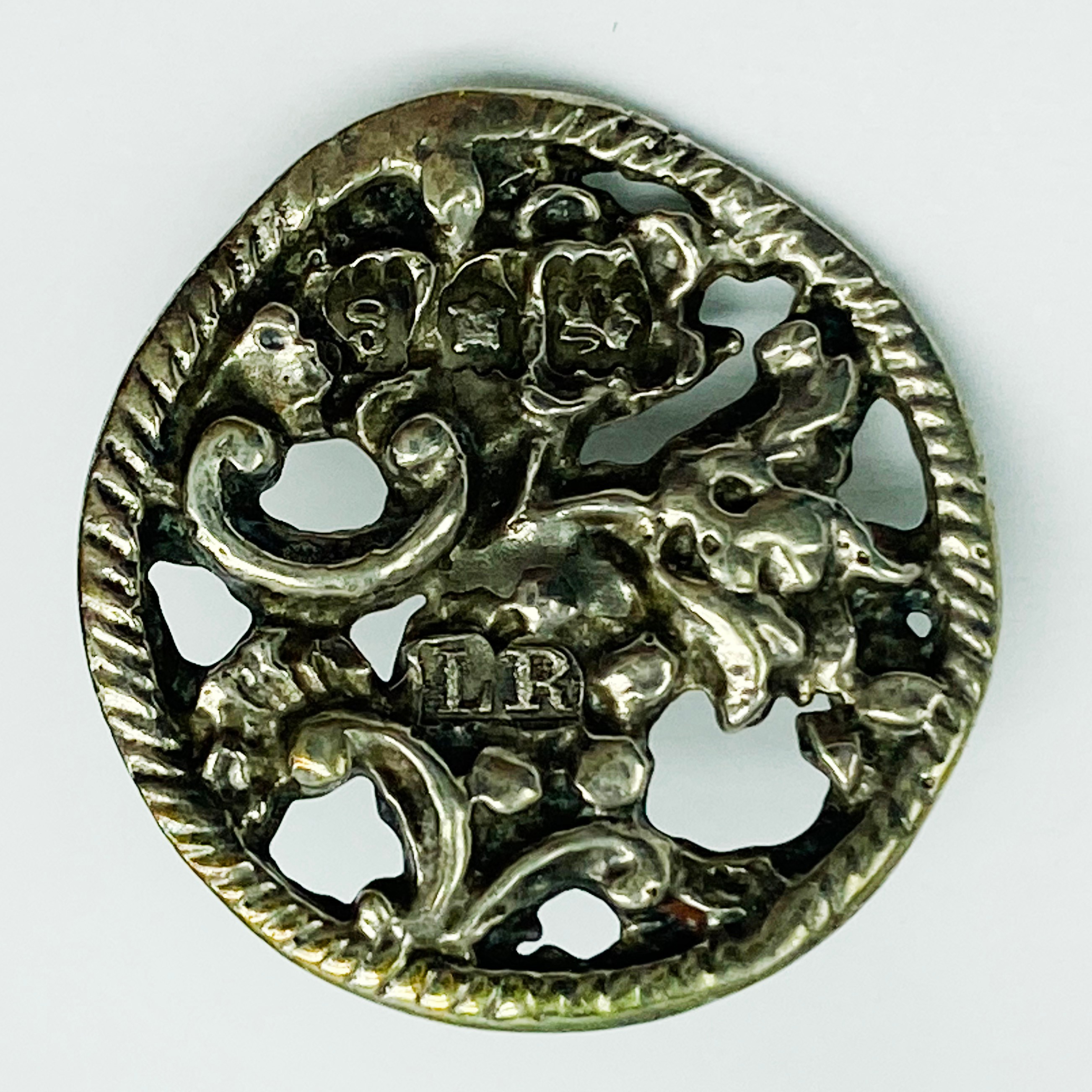 CASED SET OF SIX HALLMARKED ANTIQUE SILVER BUTTONS LONDON 1902 FLORAL DESIGN BY LOEWE ROSENTHAL - Image 2 of 4