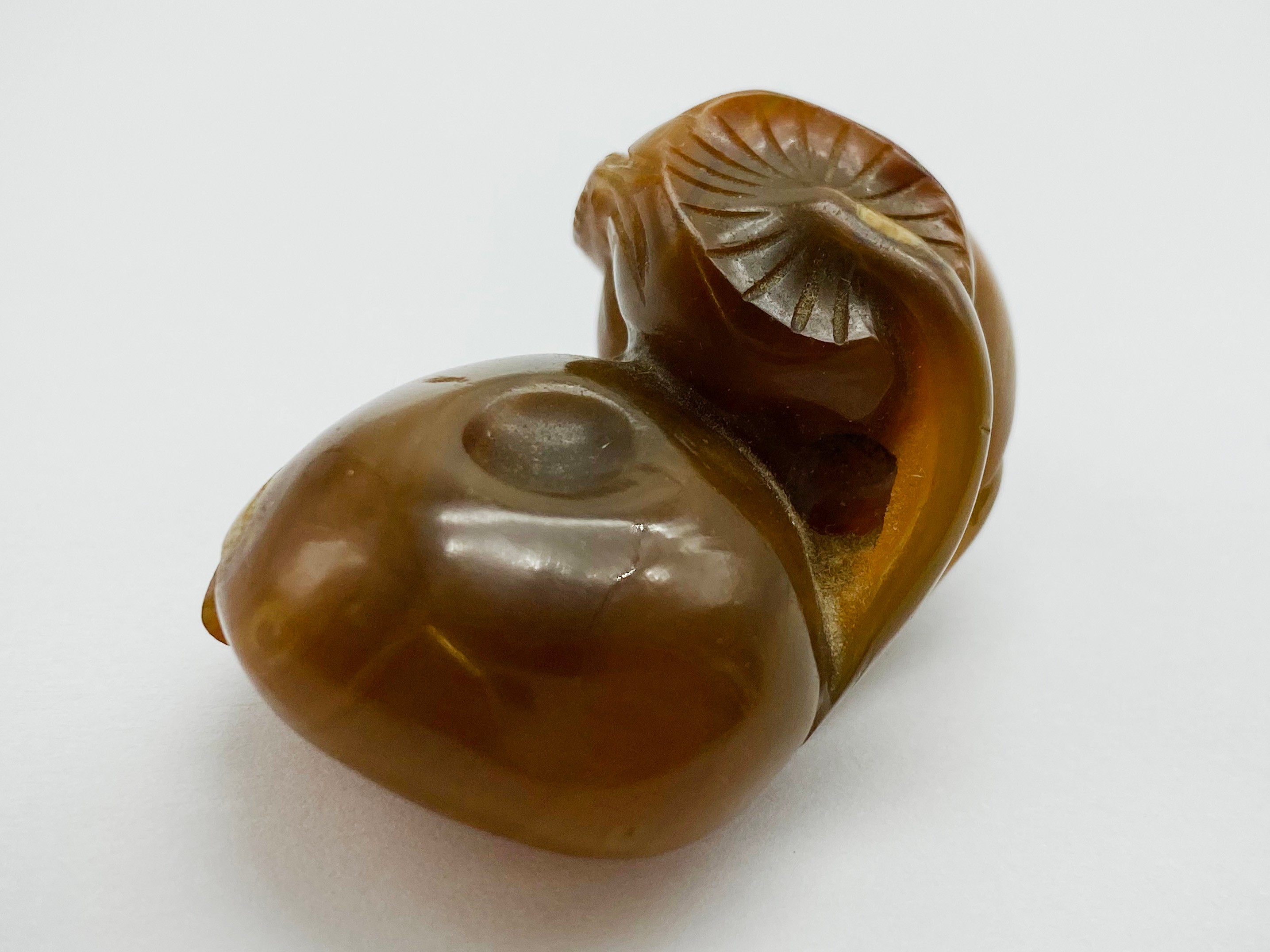 CHINESE CARVING OF A MUSHROOM POSSIBLY AGATE 19TH CENTURY OR EARLIER - Image 4 of 8