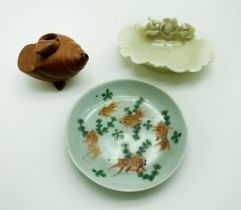 THREE CHINESE CERAMIC ITEMS INCLUDING A SHELL-FORM YIXING WATER-DROPPER