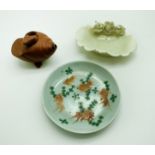 THREE CHINESE CERAMIC ITEMS INCLUDING A SHELL-FORM YIXING WATER-DROPPER