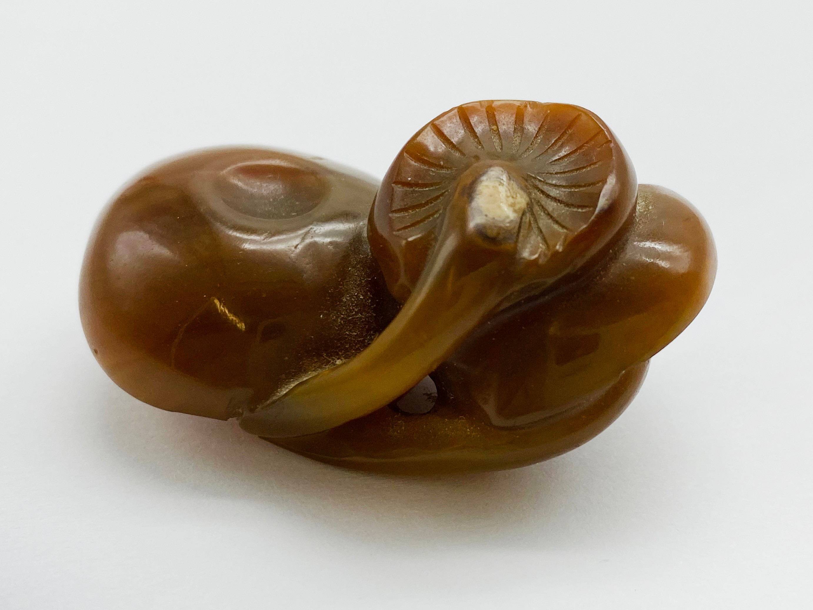 CHINESE CARVING OF A MUSHROOM POSSIBLY AGATE 19TH CENTURY OR EARLIER - Image 3 of 8