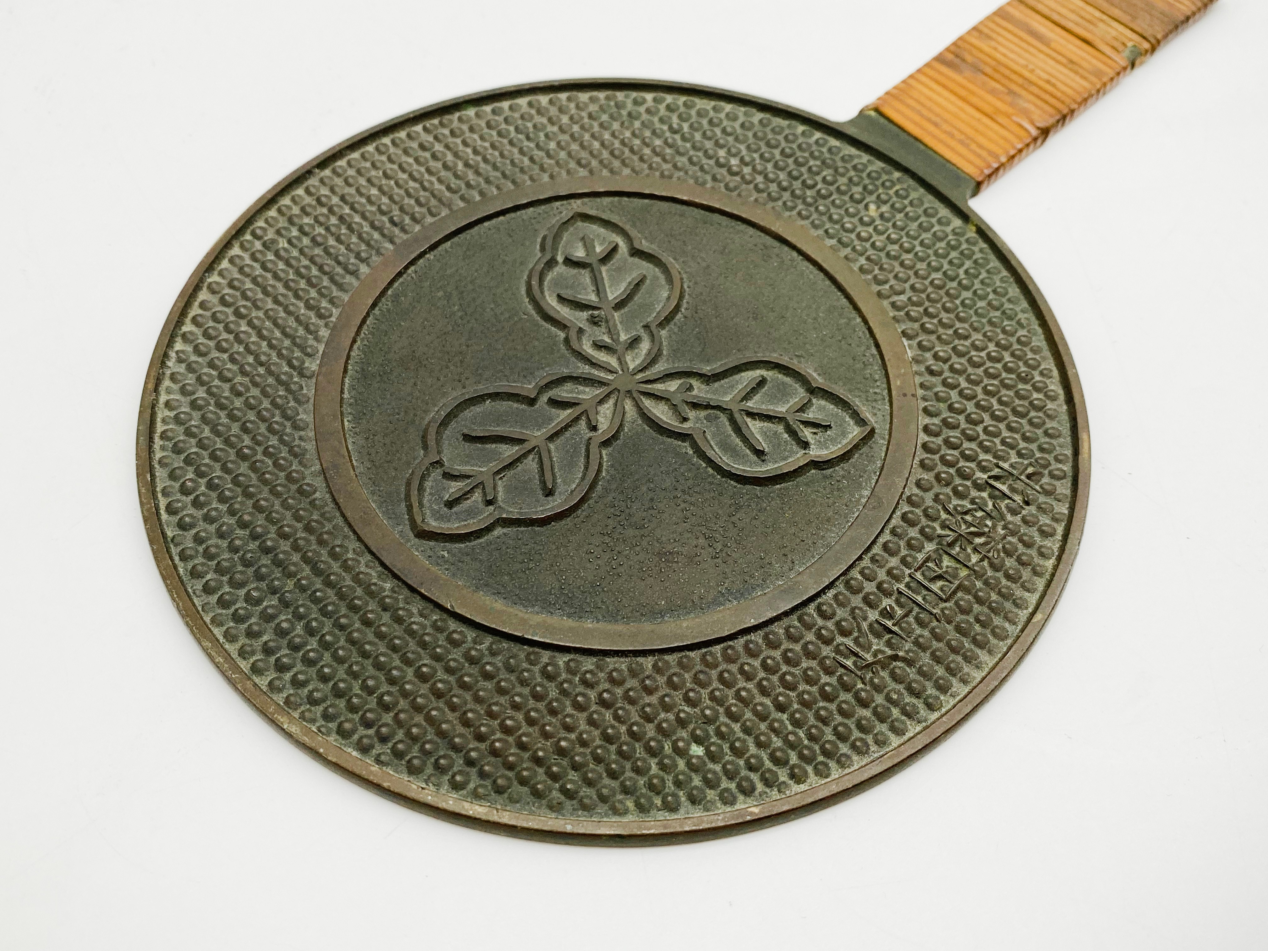 A 19TH-CENTURY JAPANESE BRONZE HAND MIRROR DECORATED TO THE REVERSE WITH A CLAN CREST (MON) - Image 3 of 4
