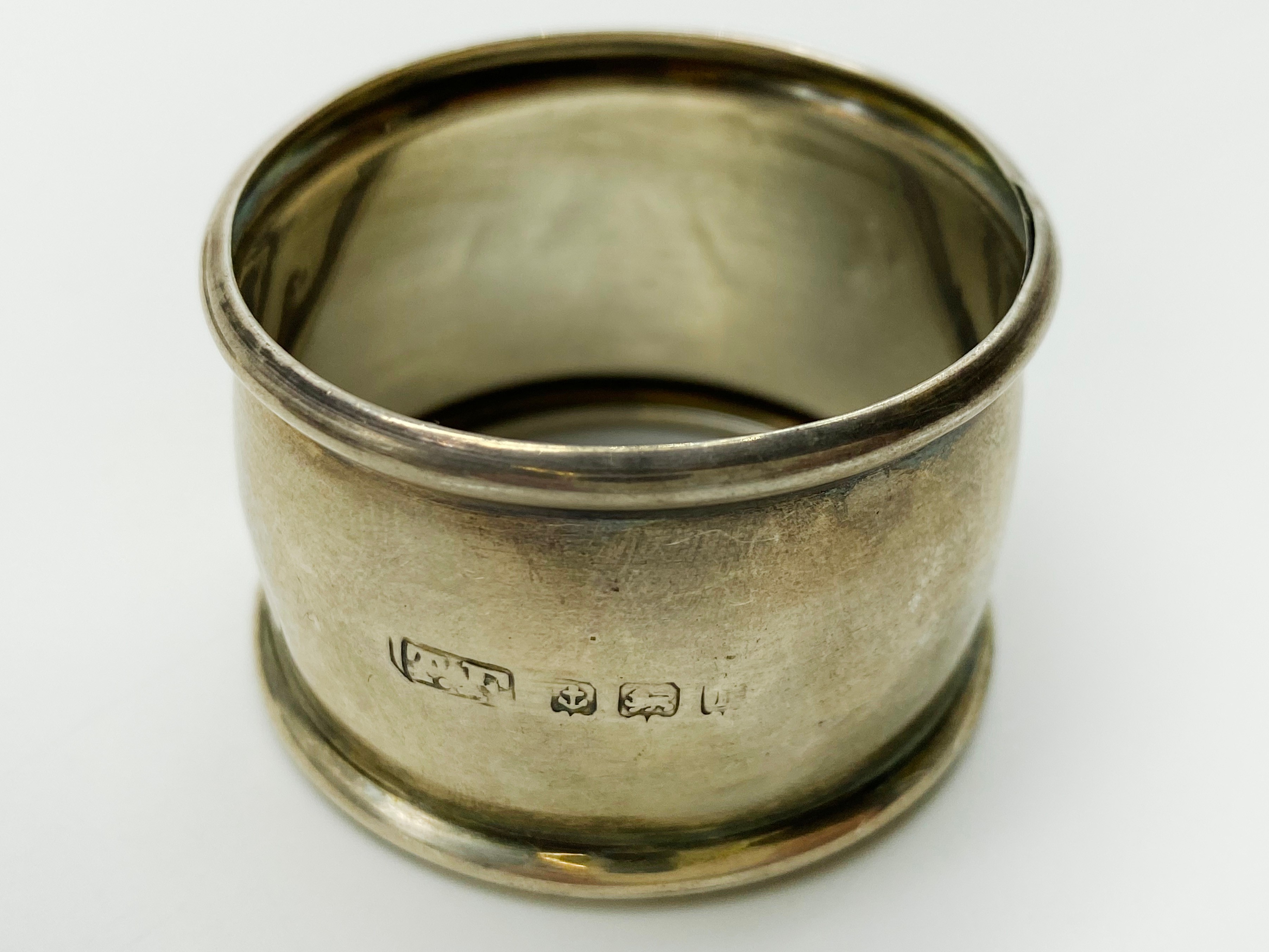 SELECTION OF VARIOUS HALLMARKED SILVER NAPKIN RINGS (14) - Image 3 of 8