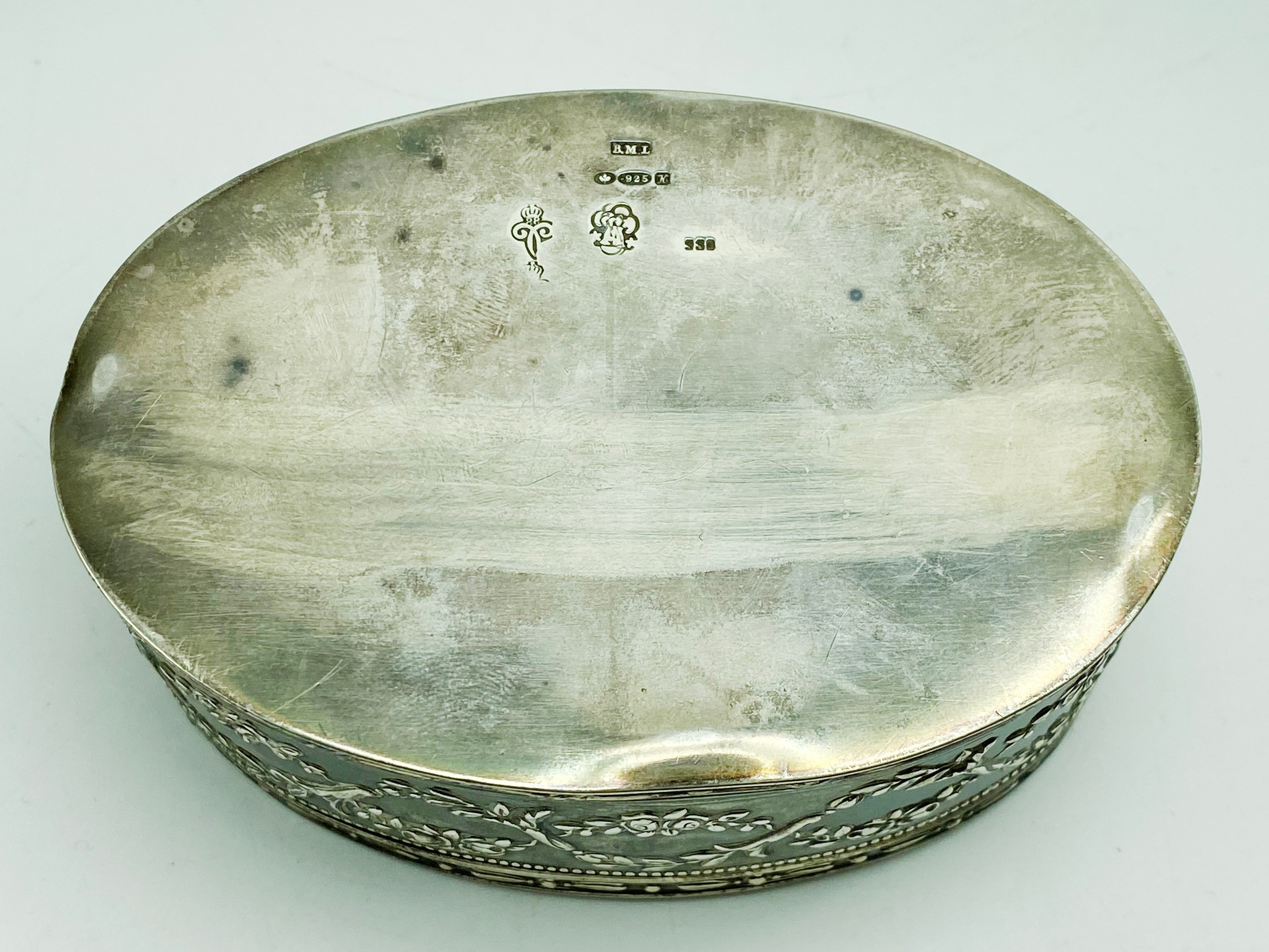 ANTIQUE HALLMARKED HANAU SILVER REPOUSSE TABLE SNUFF BOX IMPORTED HALLMARKED FOR BOAZ MOSES LANDECK - Image 3 of 7