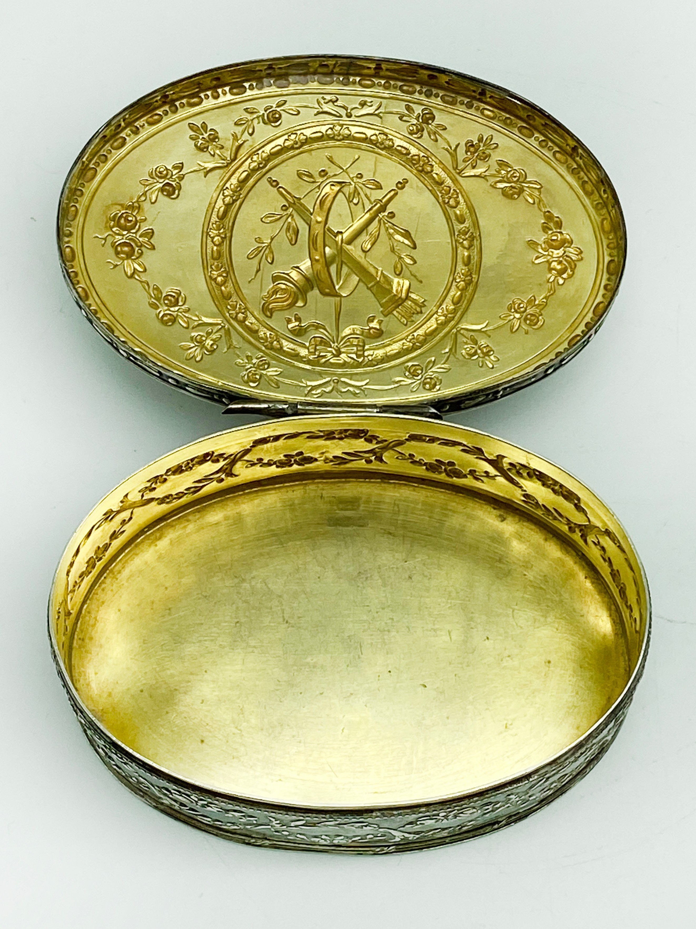ANTIQUE HALLMARKED HANAU SILVER REPOUSSE TABLE SNUFF BOX IMPORTED HALLMARKED FOR BOAZ MOSES LANDECK - Image 5 of 7