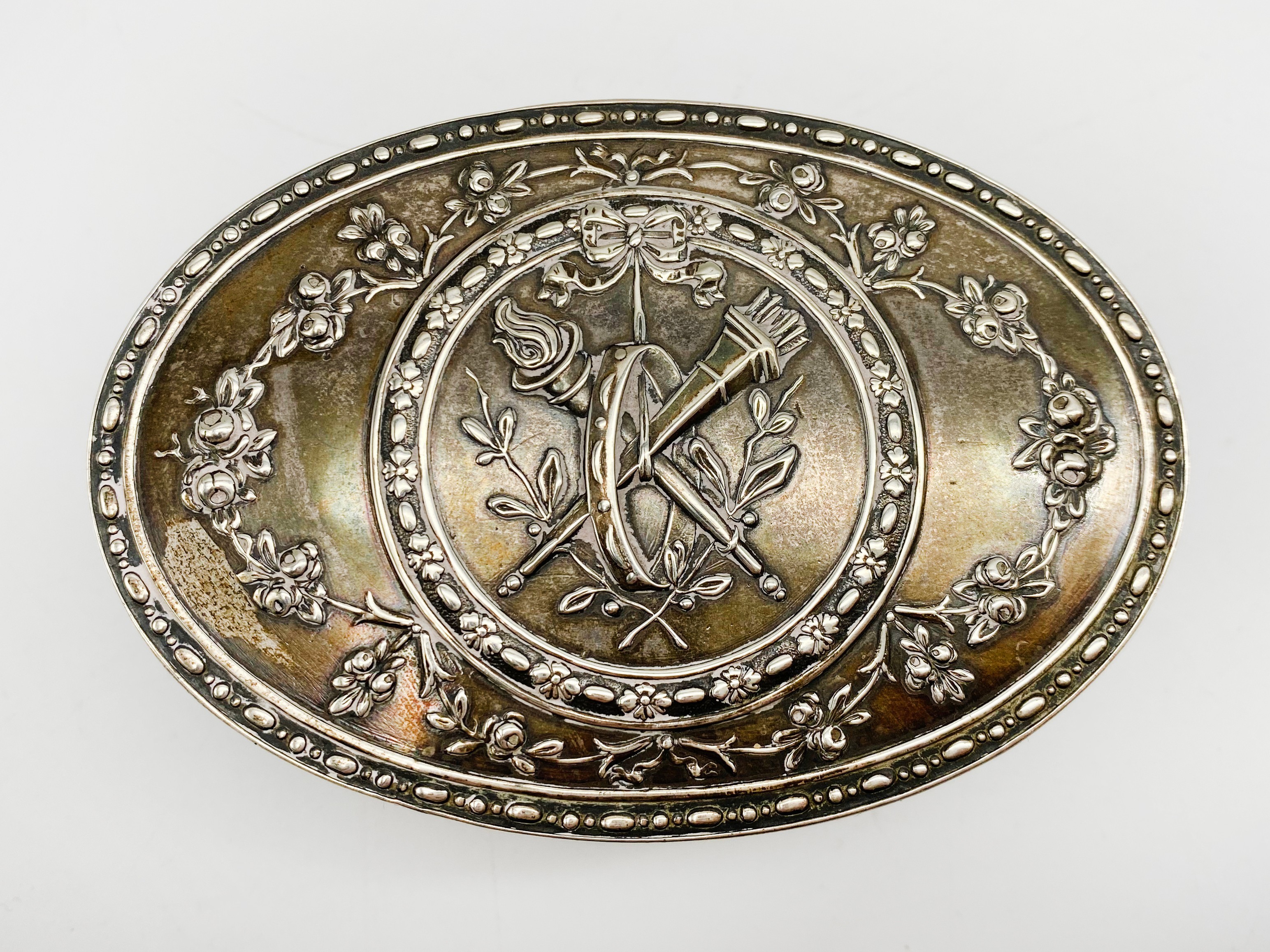ANTIQUE HALLMARKED HANAU SILVER REPOUSSE TABLE SNUFF BOX IMPORTED HALLMARKED FOR BOAZ MOSES LANDECK - Image 2 of 7