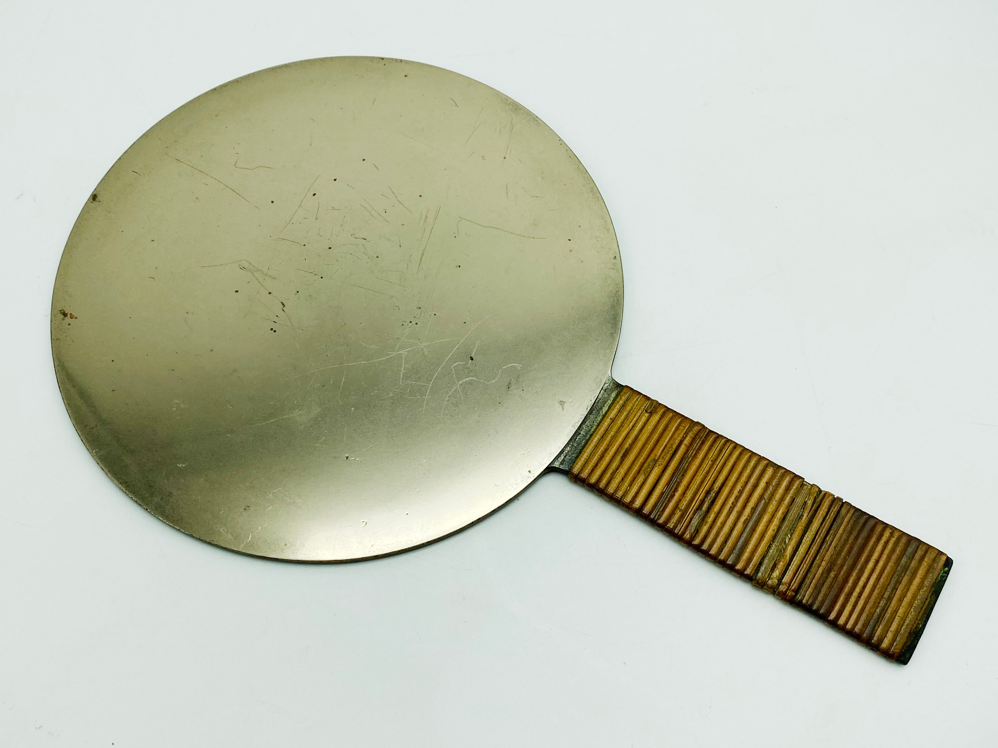 A 19TH-CENTURY JAPANESE BRONZE HAND MIRROR DECORATED TO THE REVERSE WITH A CLAN CREST (MON) - Image 2 of 4