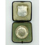 A 1930 CAMBRIDGE UNIVERSITY ATHLETIC CLUB CASED HALLMARKED SILVER MEDAL UNIVERSITAS CANTABRIGIENSIS