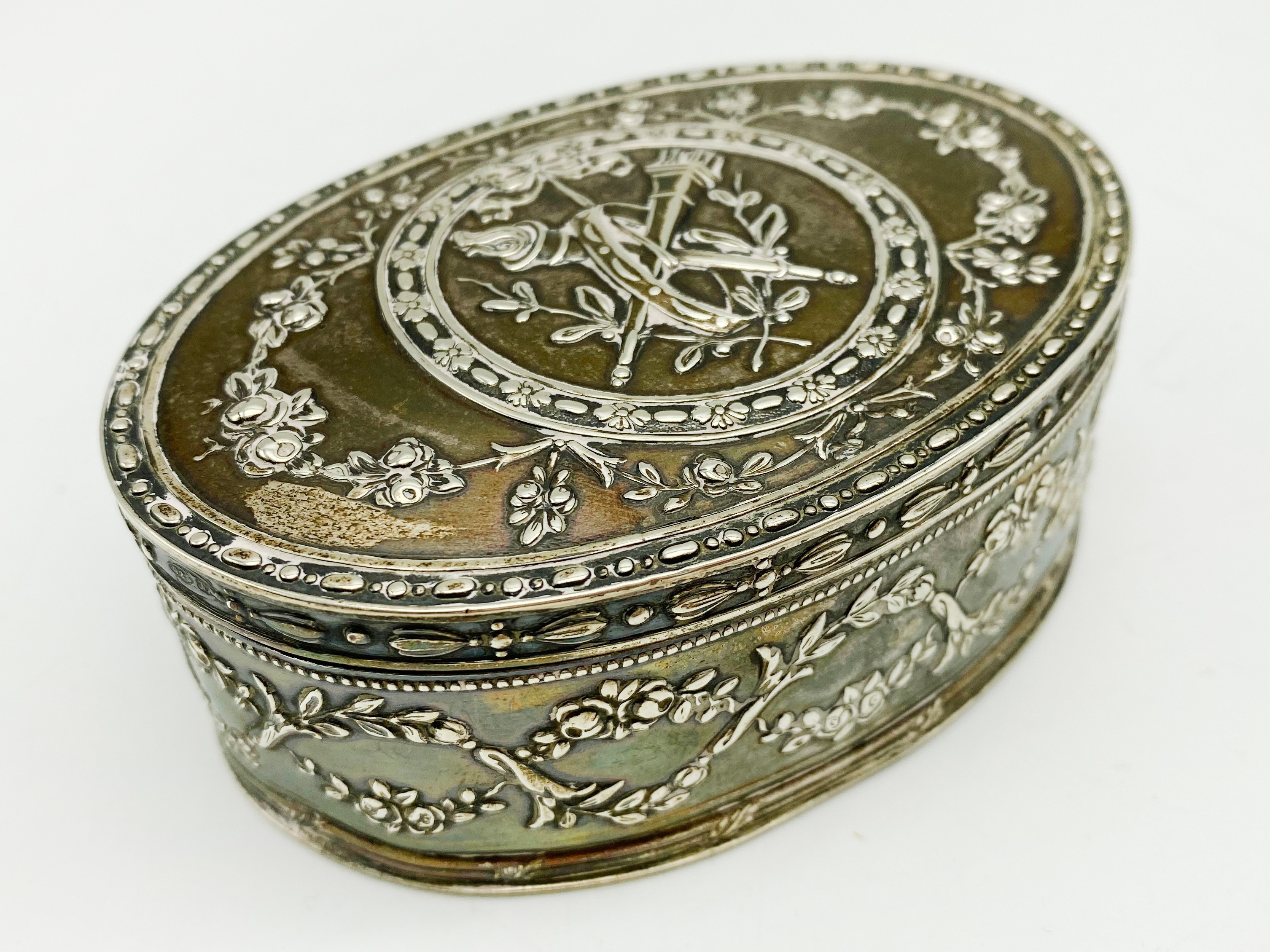 ANTIQUE HALLMARKED HANAU SILVER REPOUSSE TABLE SNUFF BOX IMPORTED HALLMARKED FOR BOAZ MOSES LANDECK - Image 7 of 7