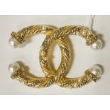 LADIES BROOCH WITH ARTIFICIAL PEARLS
