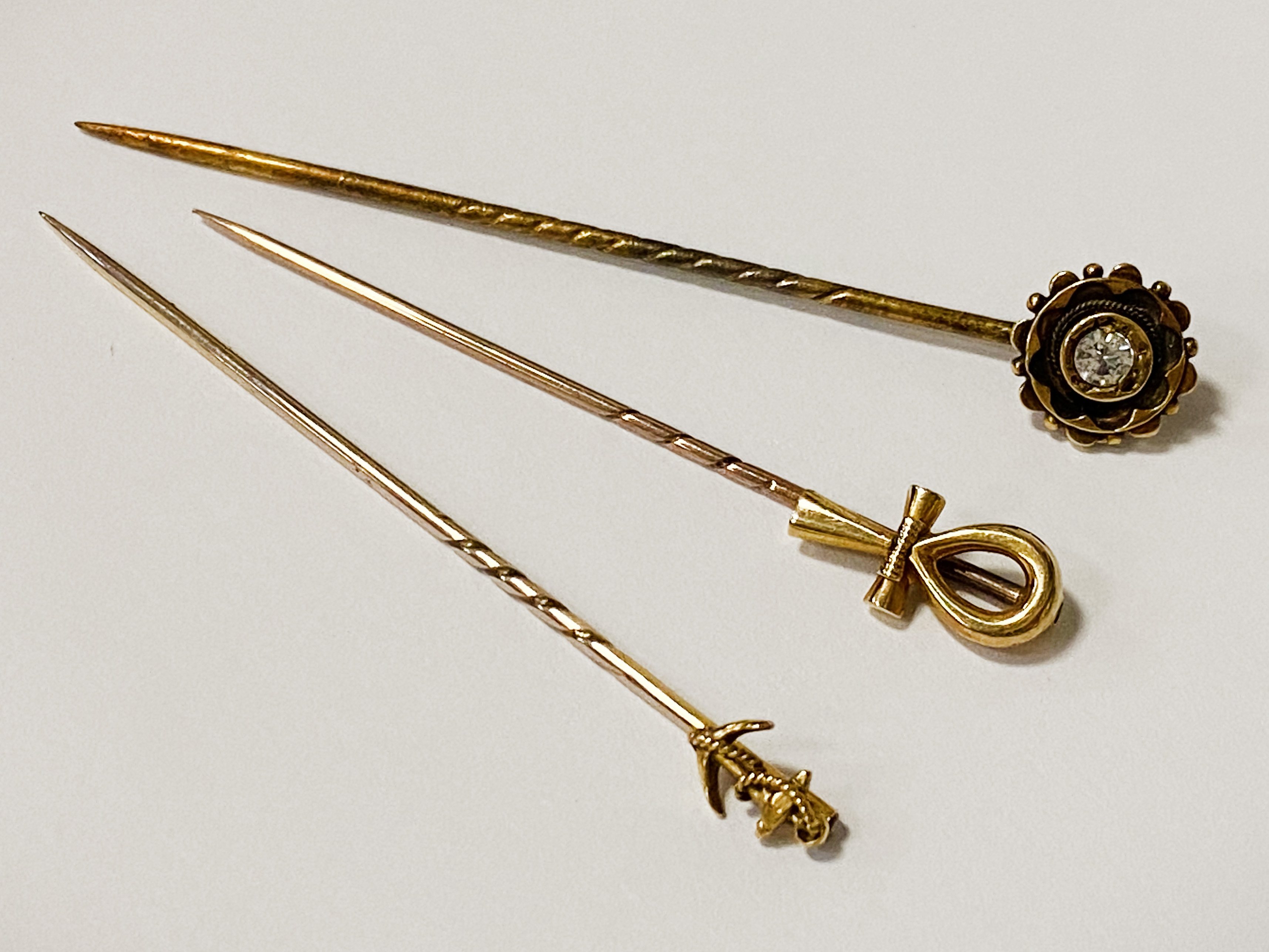 9CT GOLD & 15CT GOLD TIE PINS (3) SOME DIAMOND