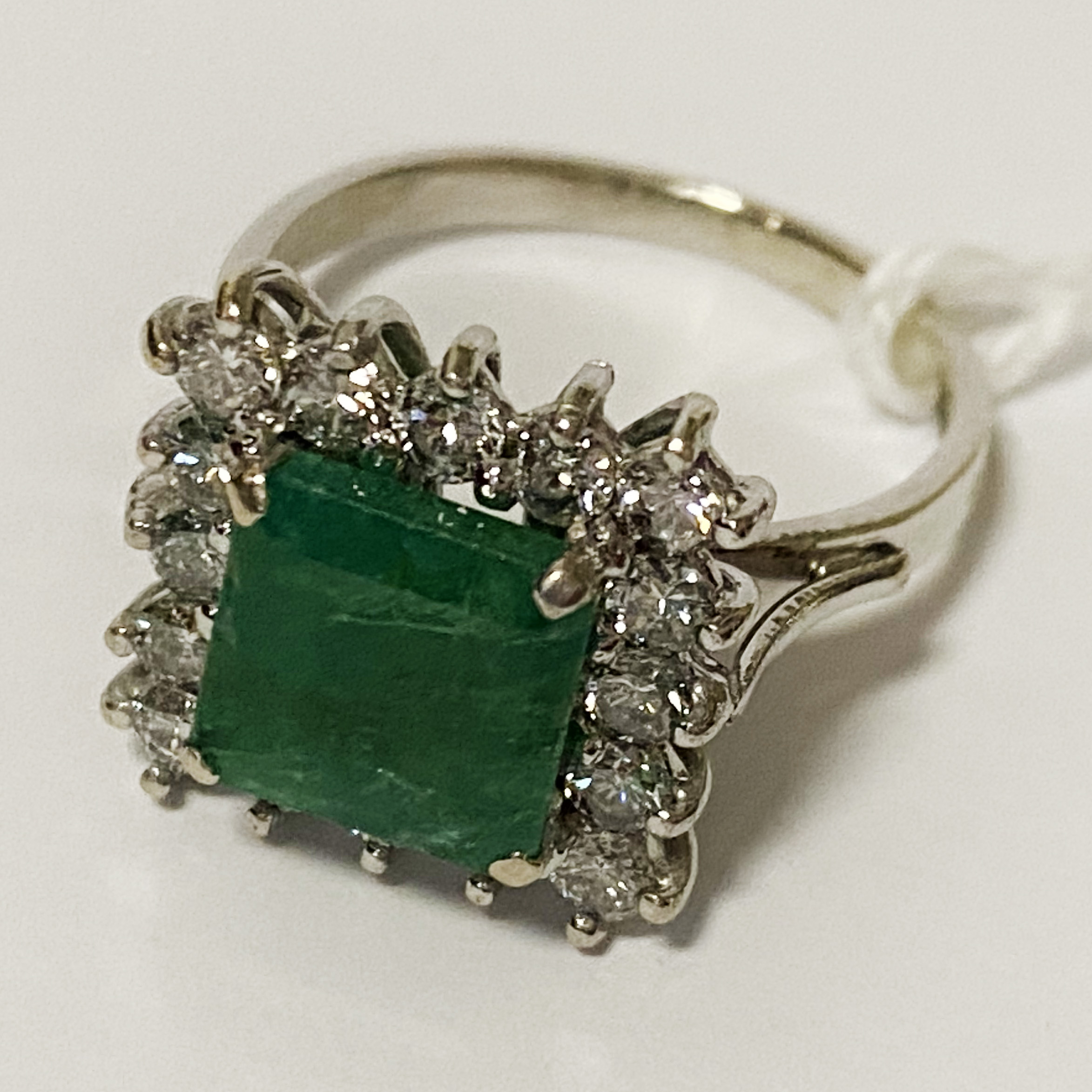 6CT GOLD EMERALD & DIAMOND RING -SIZE K