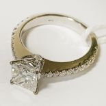 18CT GOLD PRINCESS CUT DIAMOND RING - APPROX 1.33 CT CENTRAL DIAMOND WITH DIAMONDS TO SHOULDER -