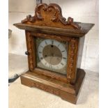 OAK MANTLE CLOCK WITH KEY & PENDULUM - WORKING