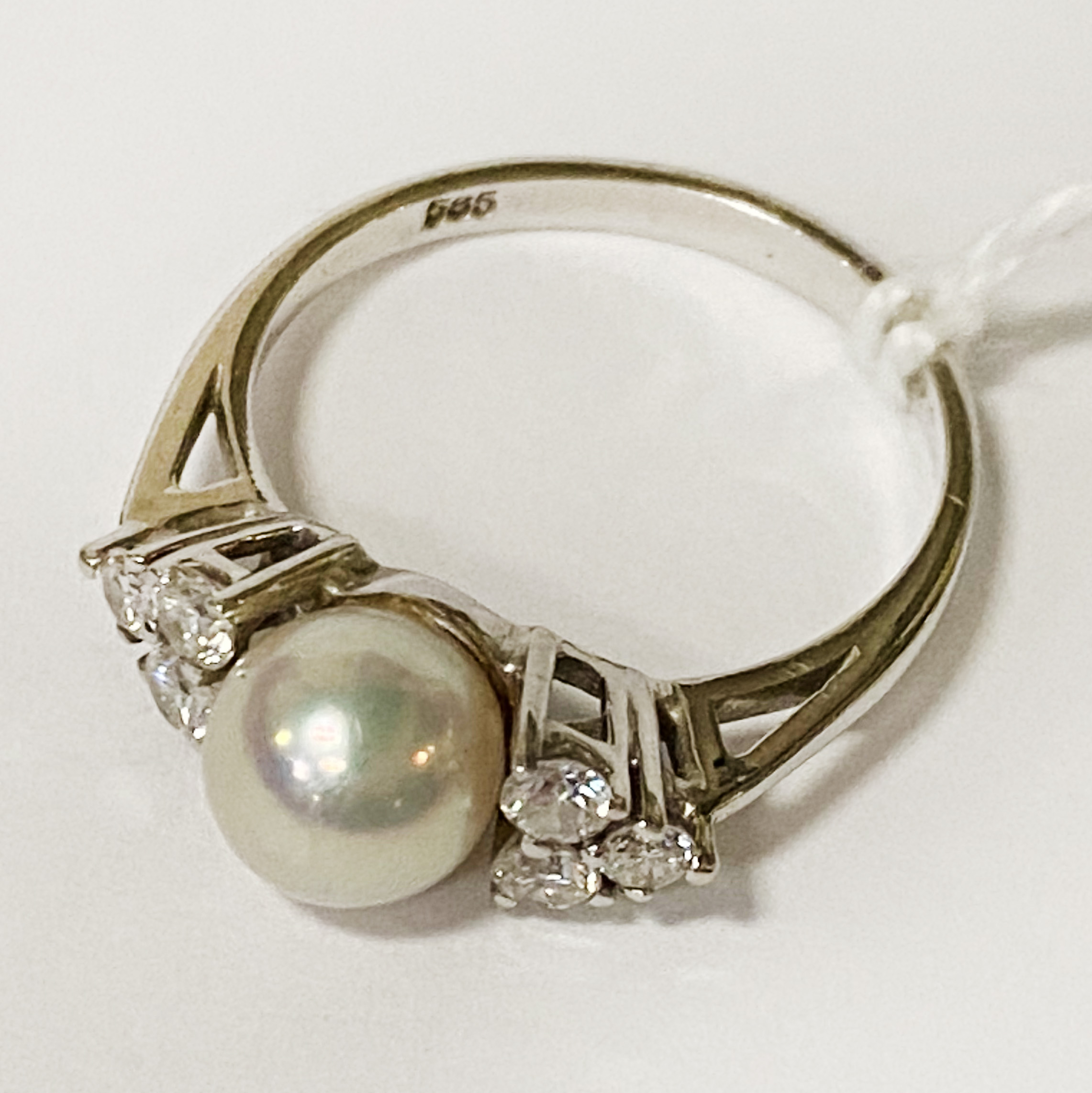 14CT GOLD DIAMONDS & PEARL RING - SIZE J