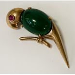 9CT GOLD GREEN STONE/ RUBY EYE PARAKEET BROOCH 9.1 GRAMS APPROX