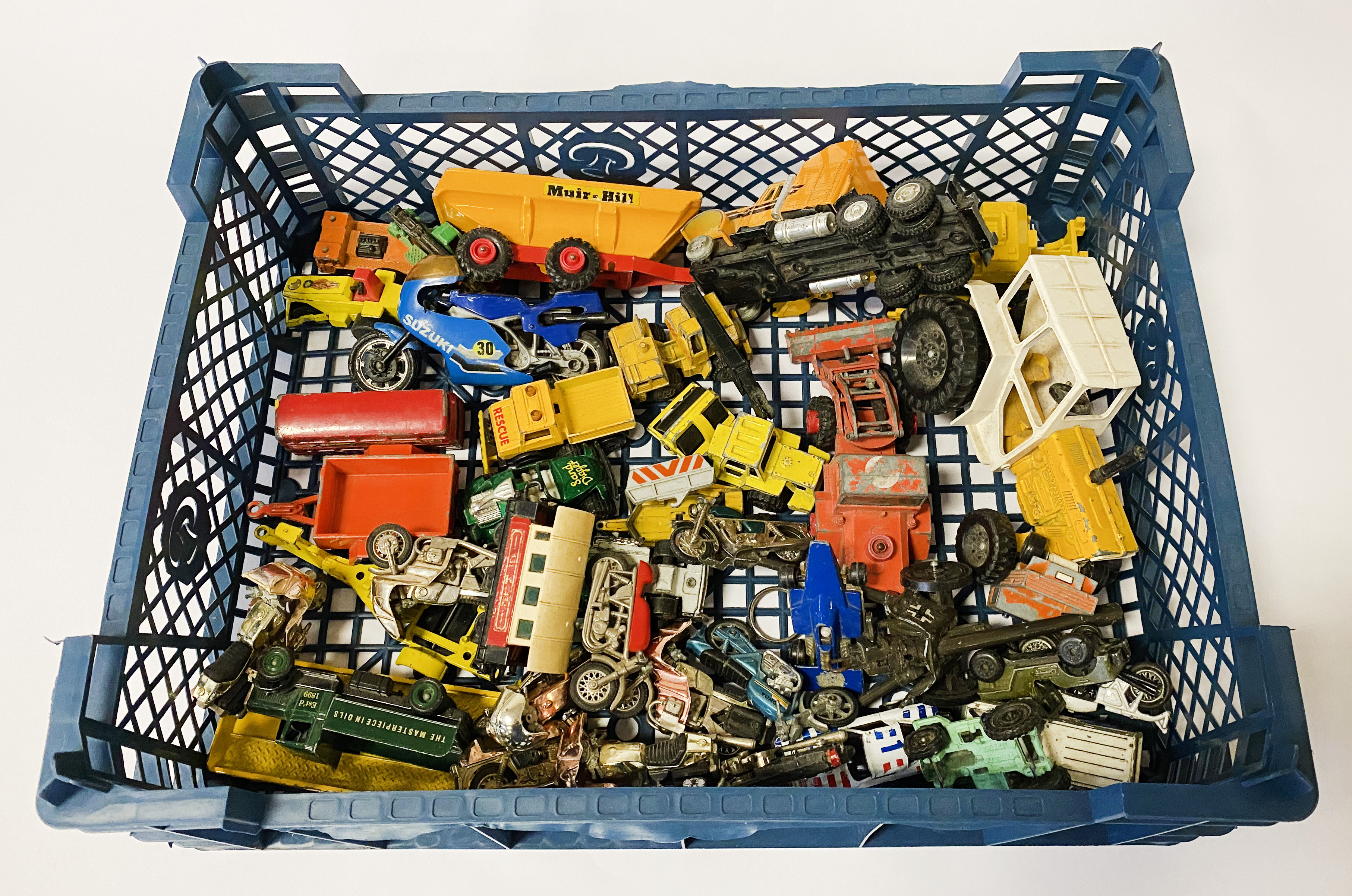 2 TRAYS OF MATCHBOX CARS - ETC - Image 3 of 3