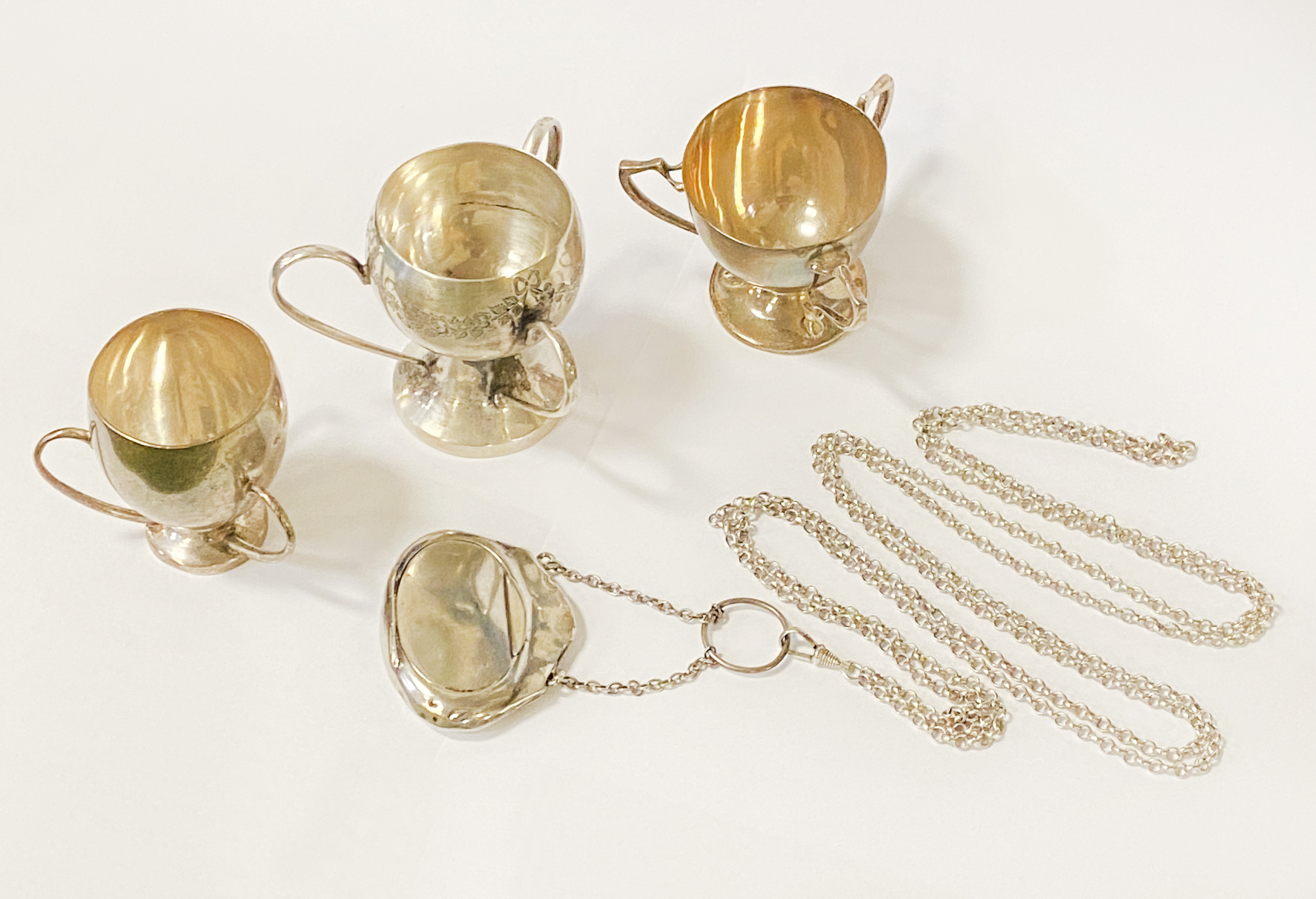 QTY. OF SILVER TO INCLUDE THREE POTS AND BELCHER CHAIN WITH PENDANT