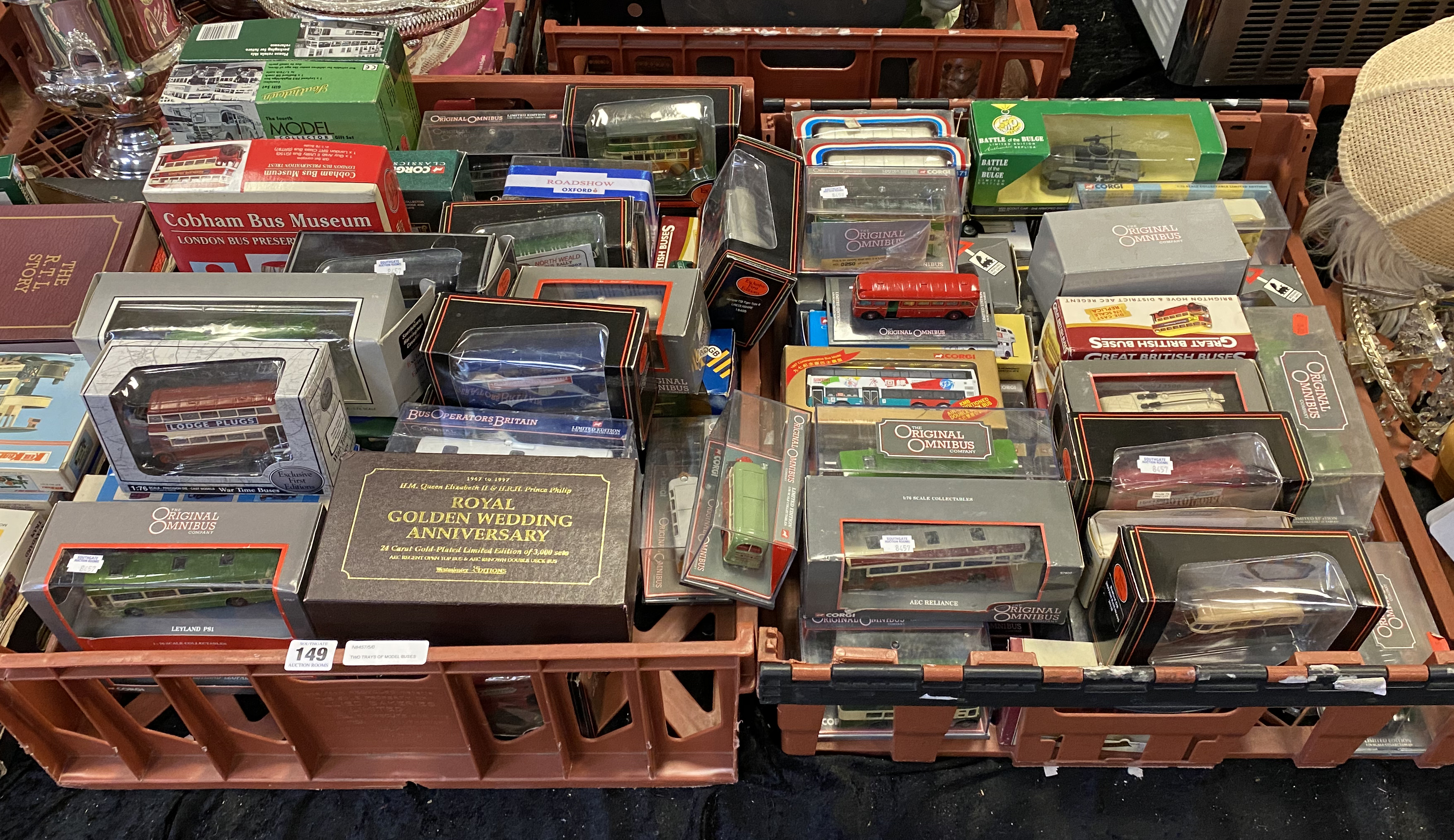 TWO TRAYS OF MODEL BUSES - Image 2 of 3