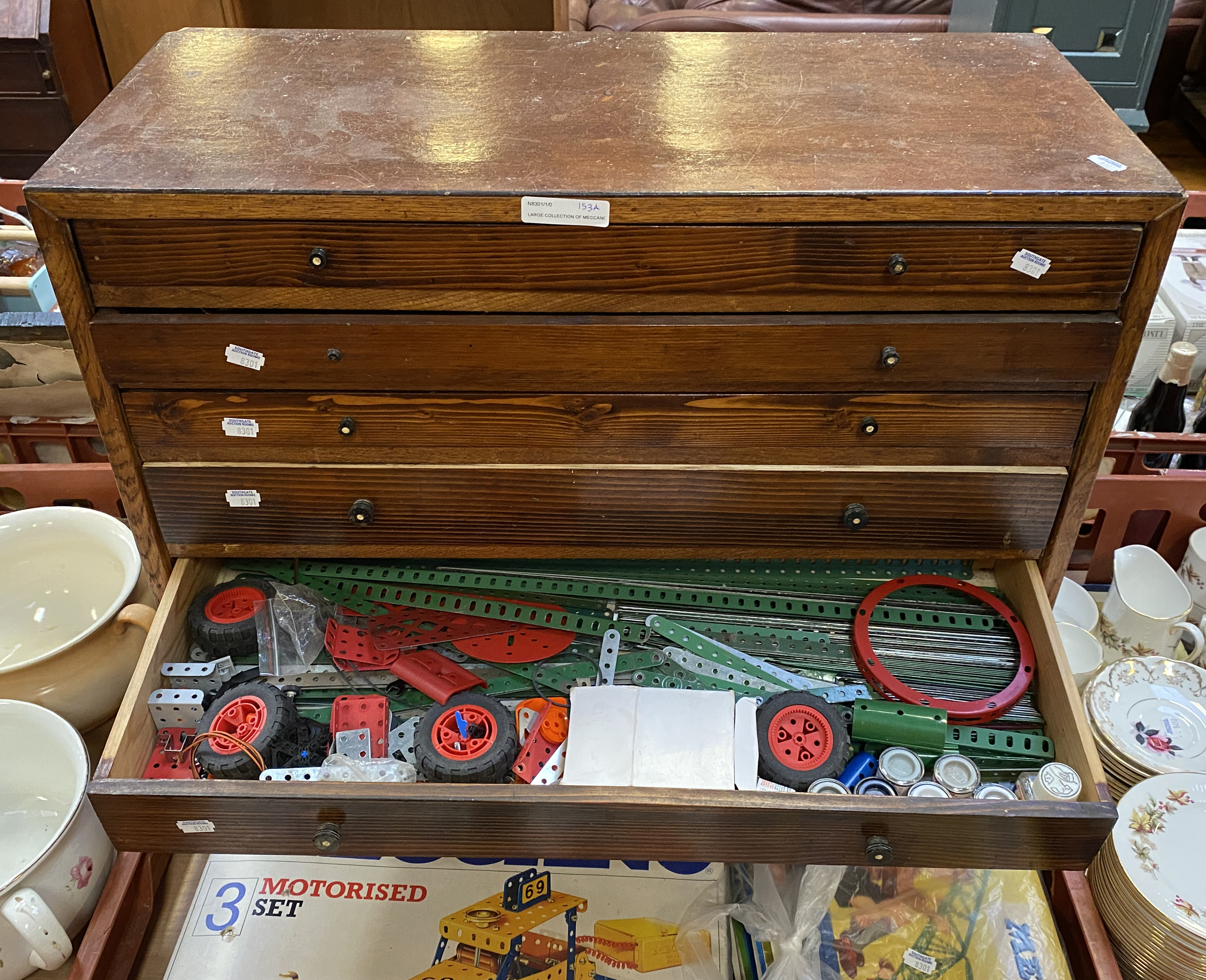 LARGE COLLECTION OF MECCANO INCL. TRANSFORMER & VARIOUS ELECTRIC & CLOCKWORK MOTORS IN SMALL SET - Image 3 of 7