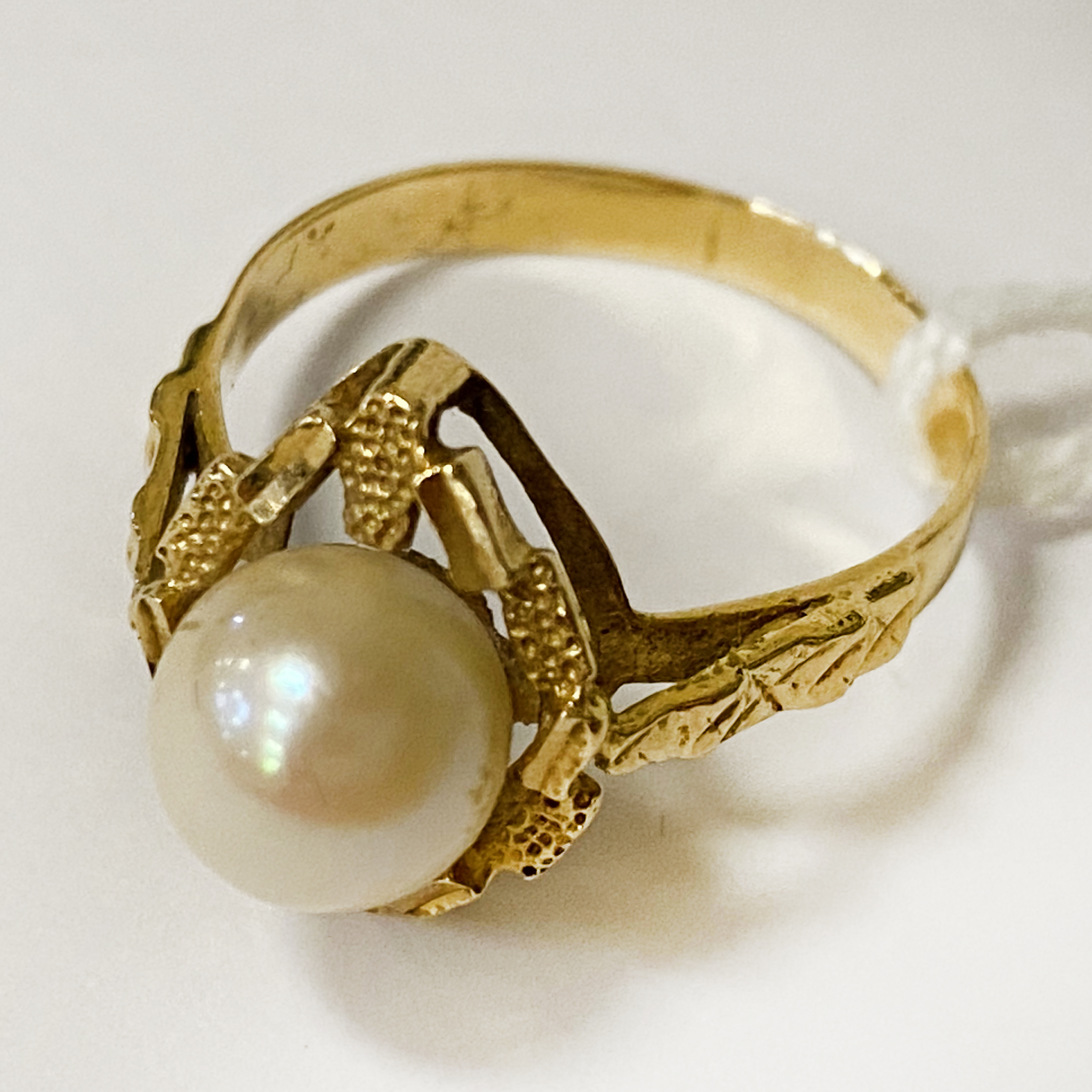 PEARL & GOLD RING 2.7 GRAMS APPROX SIZE M