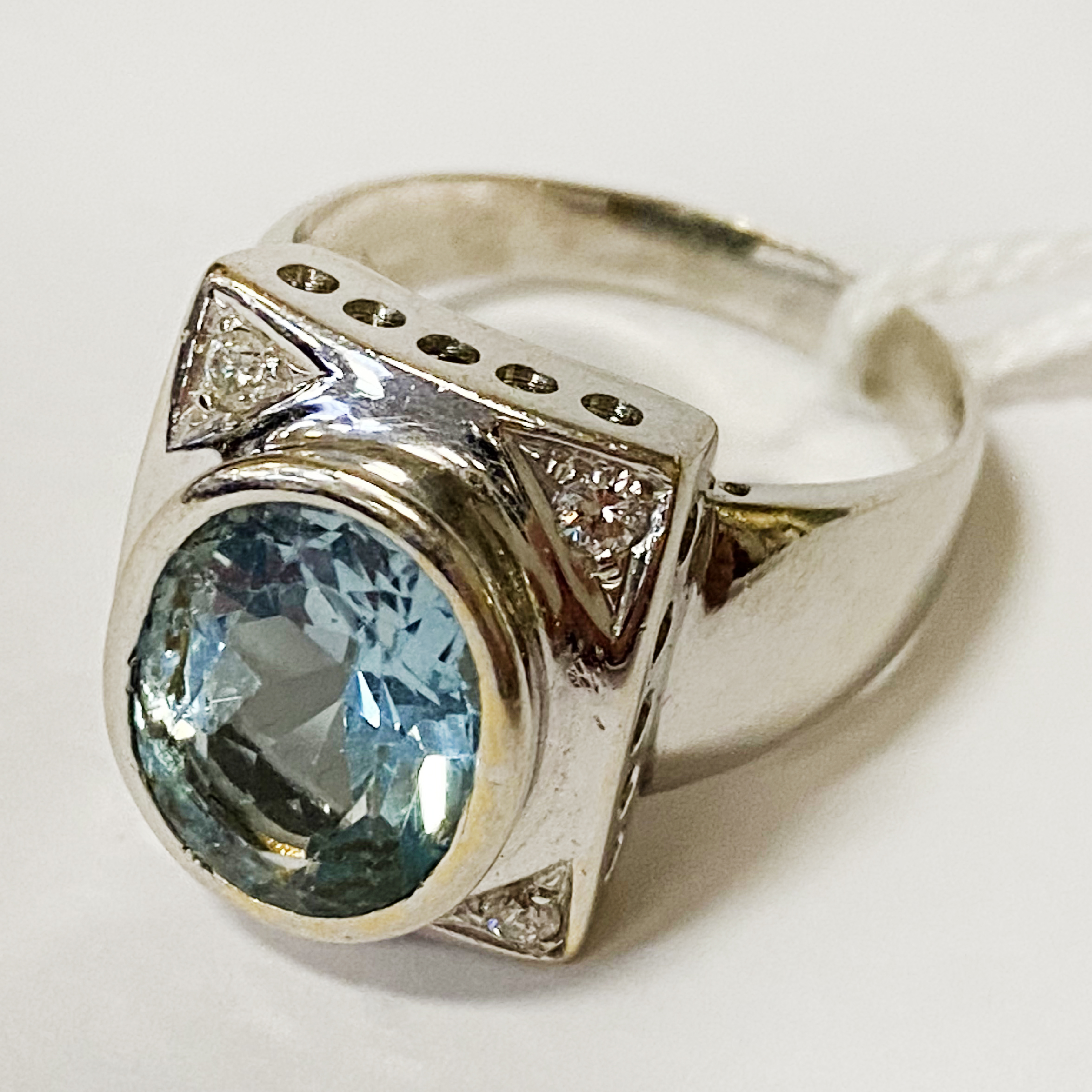 18CT GOLD DIAMOND & AQUAMARINE RING - SIZE T 14.4 GRAMS APPROX