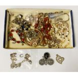 TRAY OF JEWELLERY TO INCLUDE SILVER ITEMS