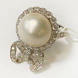 18CT WHITE GOLD PEARL & DIAMOND RING - SIZE O 10 GRAMS APPROX