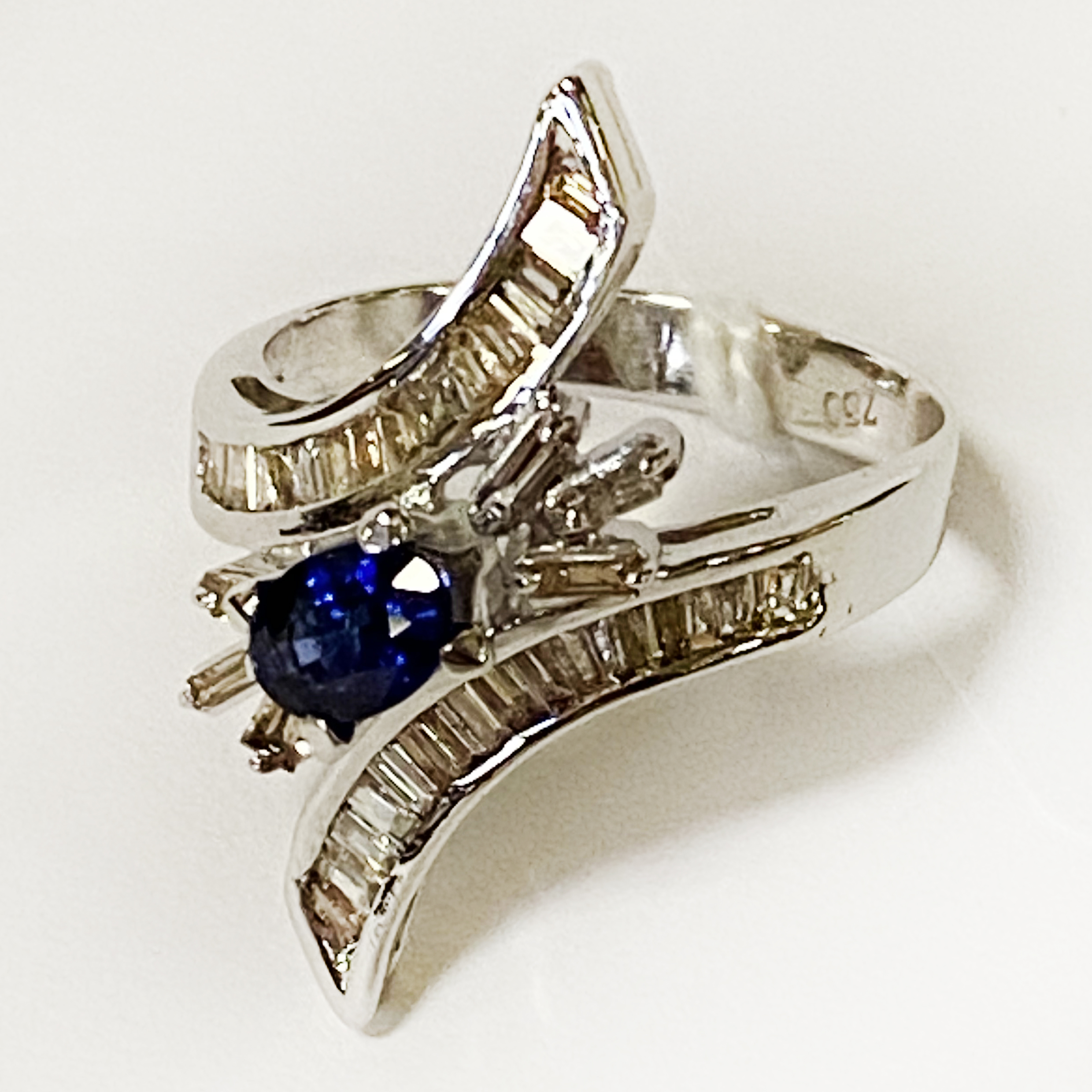 18CT WHITE GOLD DIAMOND & SAPPHIRE RING - SIZE N