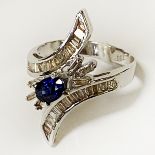 18CT WHITE GOLD DIAMOND & SAPPHIRE RING - SIZE N