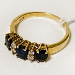 18CT YELLOW GOLD DIAMOND & SAPPHIRE RING - SIZE N