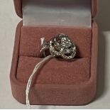 18CT GOLD & DIAMOND CLUSTER RING SIZE M