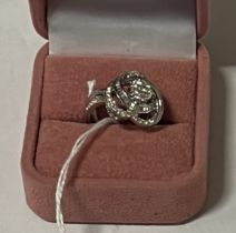 18CT GOLD & DIAMOND CLUSTER RING SIZE M