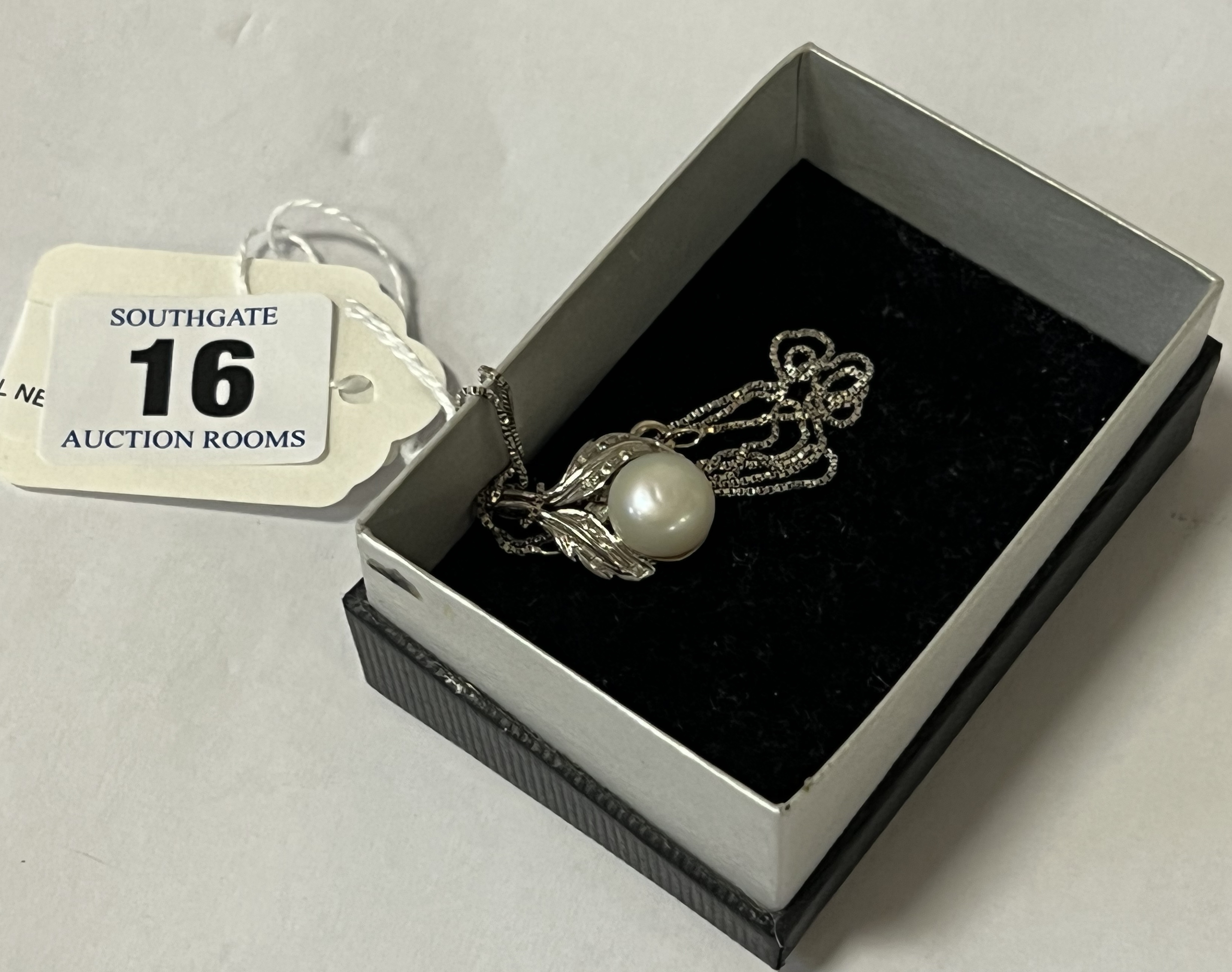 18CT GOLD DIAMOND & PEARL NECKLACE - 6.5 GRAMS