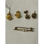 18CT & 9CT GOLD EARRINGS & 9CT GOLD & PEARL BROOCH