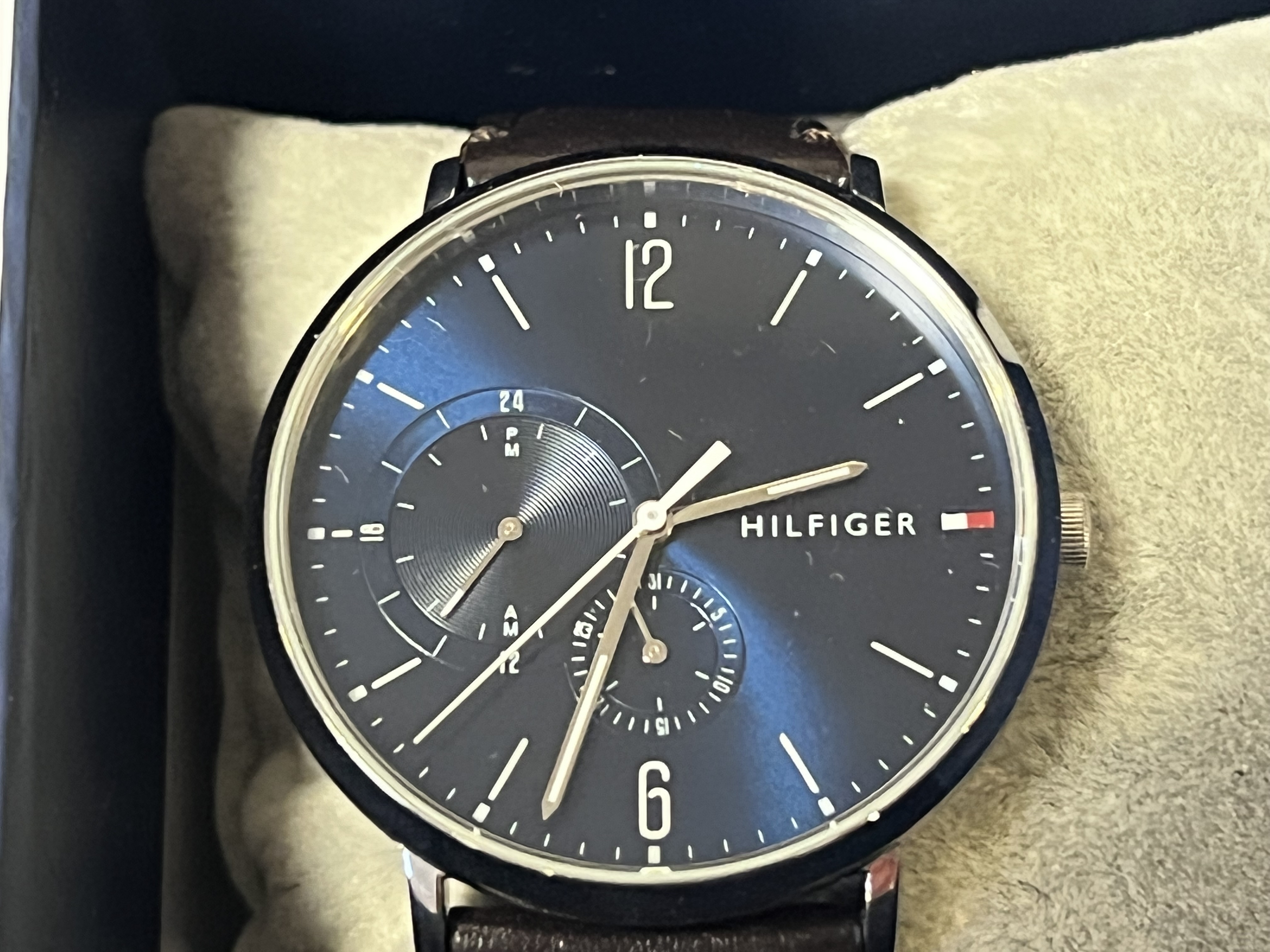 TOMMY HILLFIGER GENTS WATCH - BOXED - 40 MM DIAL