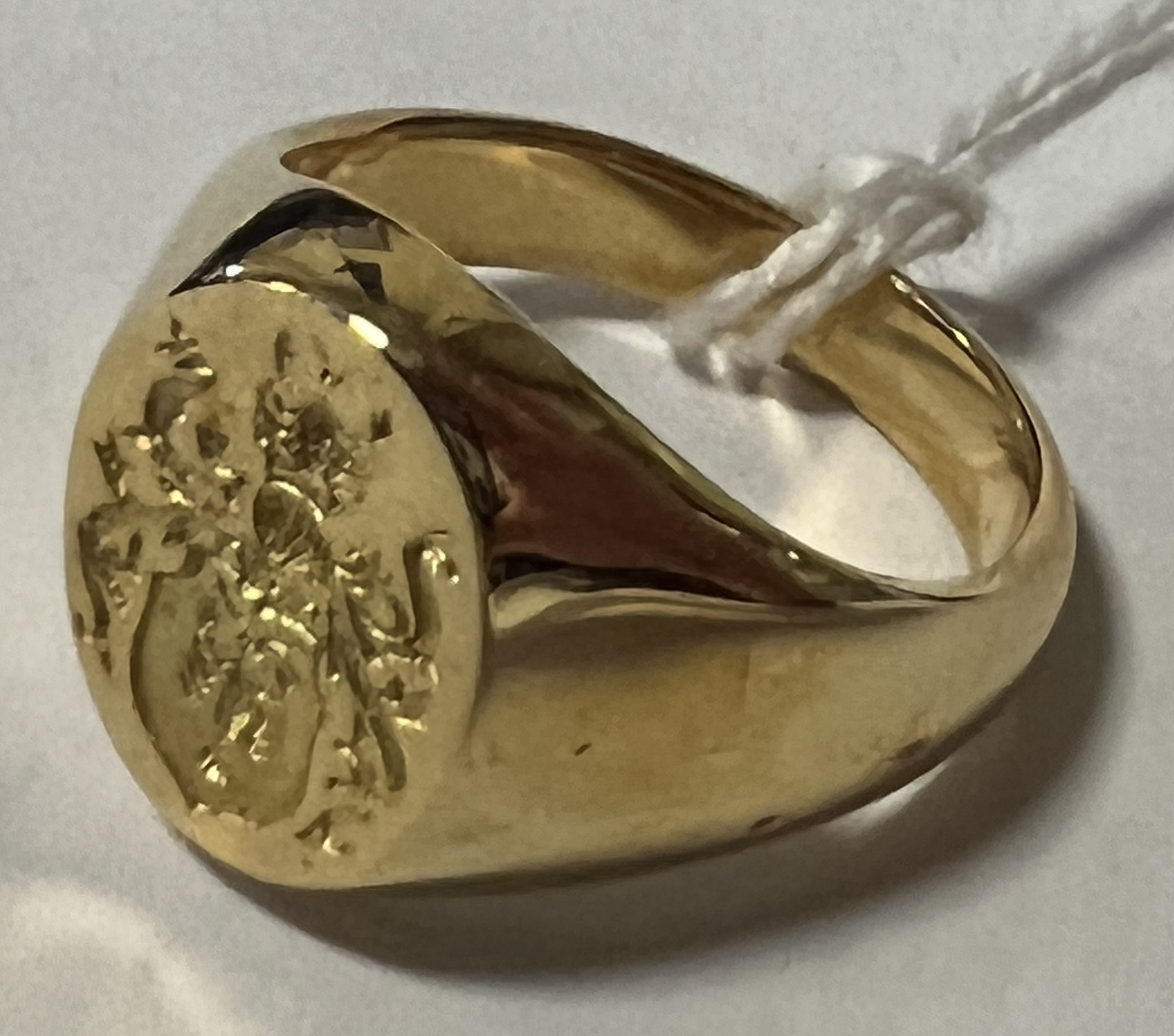 18CT GOLD SIGNET RING - APPROX 14 GRAMS - SIZE O