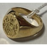 18CT GOLD SIGNET RING - APPROX 14 GRAMS - SIZE O