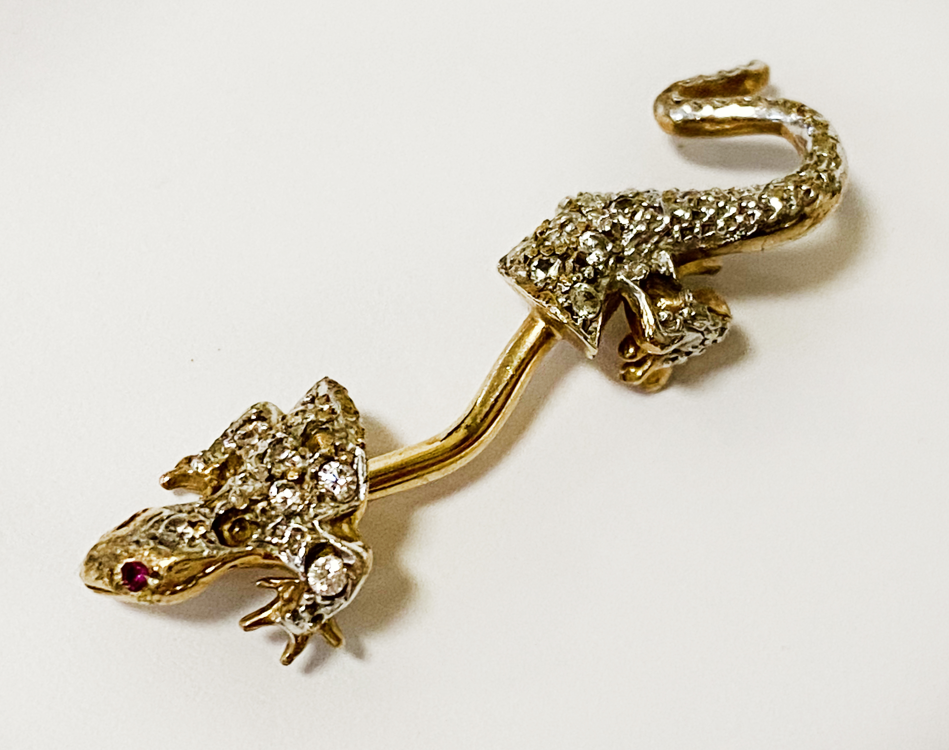 9CT GOLD LIZARD WITH DIAMOND & RUBY EYES 3.5 GRAMS APPROX