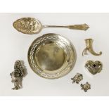 COLLECTION OF SILVER ITEMS TO INCLUDE SOME SILVER PLATE