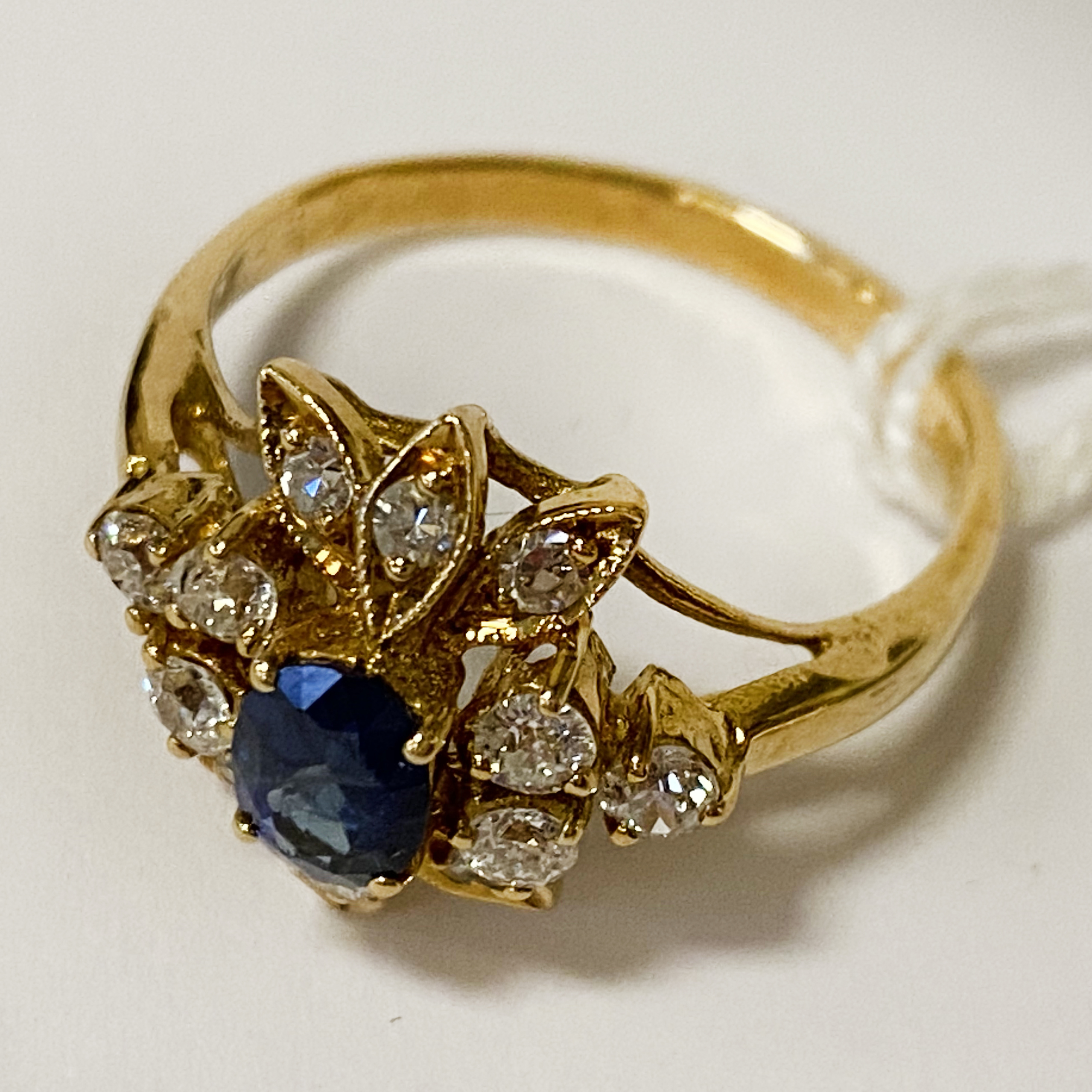 18CT GOLD SAPPHIRE & DIAMOND RING - SIZE M/N 3.4 GRAMS APPROX