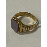 18CT YELLOW GOLD & AGATE GENTS RING - SIZE P - 7.8 GRAMS APPROX