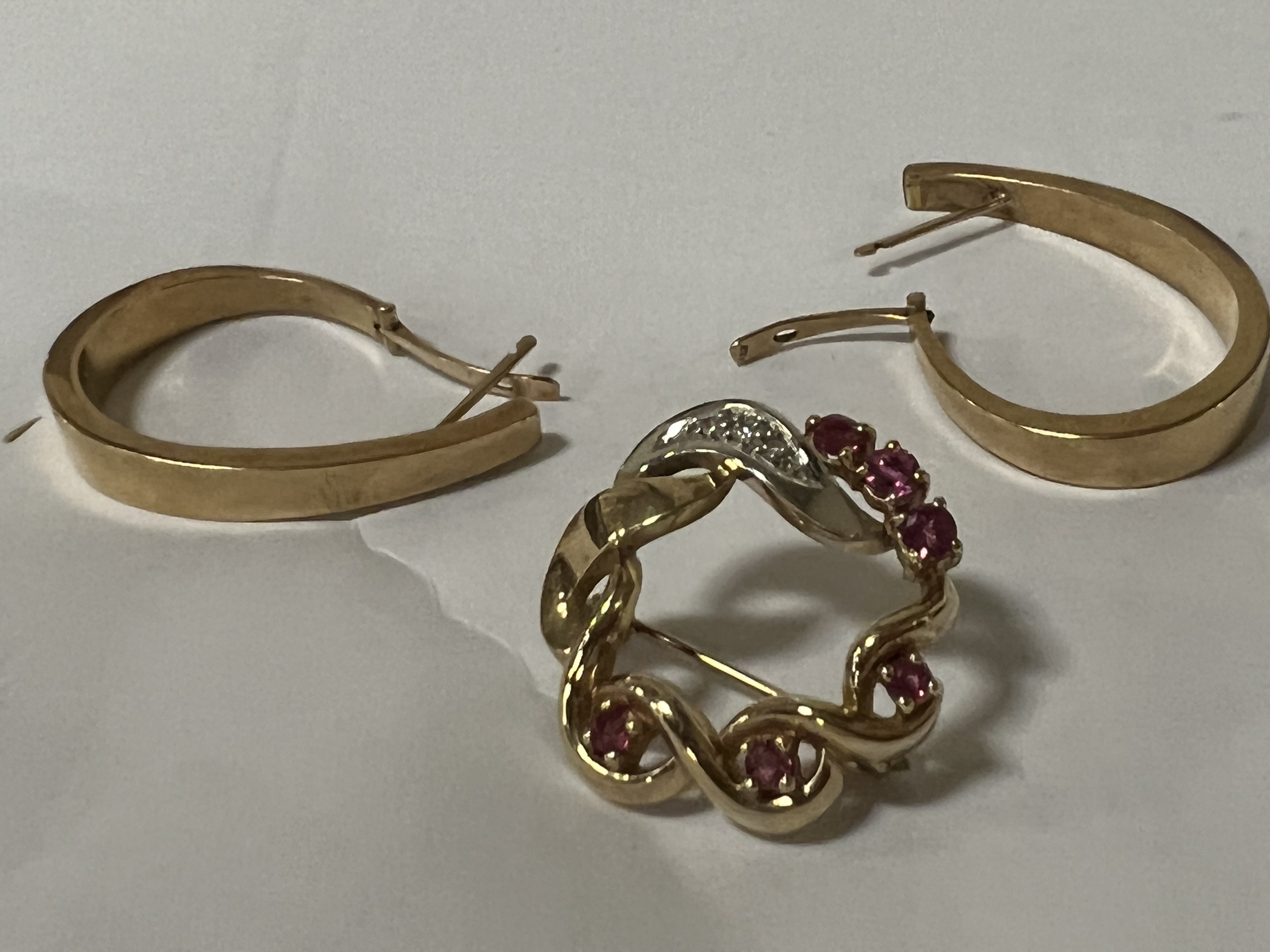 PAIR OF 9CT EARRINGS & A 9CT RUBY & DIAMOND BROOCH